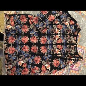 Colorful Fabrik shirt.